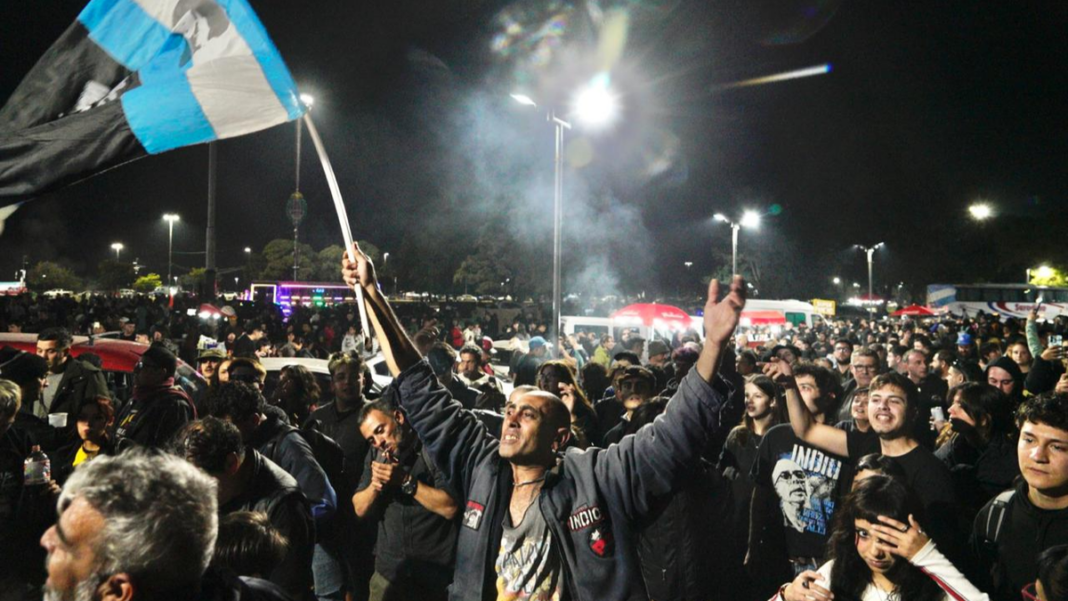 Fanáticos reunidos en el Monumento Nacional a la Bandera de Rosario durante la Misa Ricotera en homenaje al Indio Solari