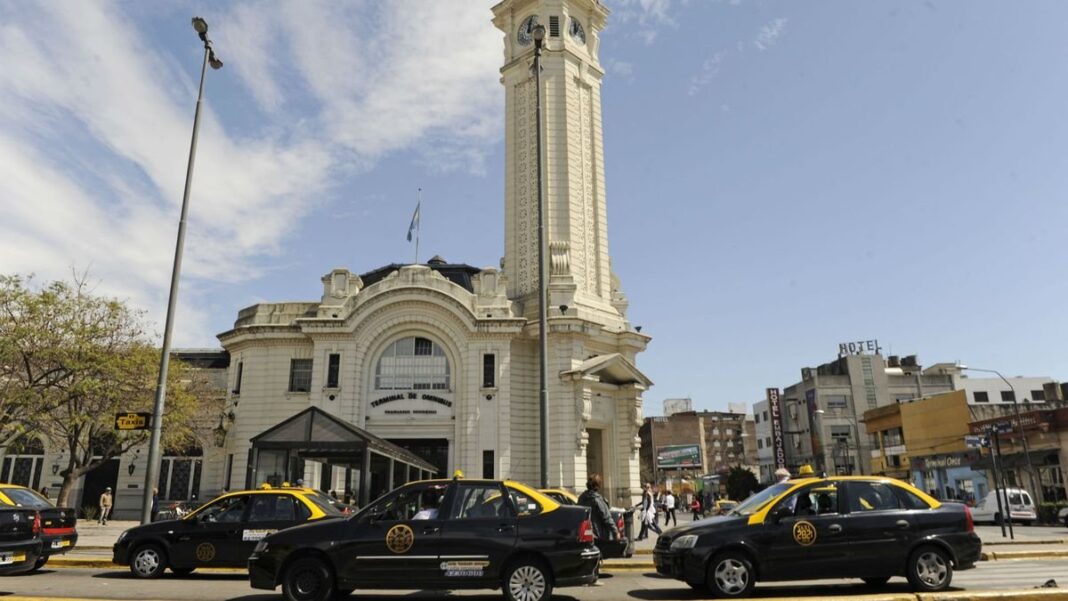 Dársena de taxis en la Terminal de Ómnibus Mariano Moreno de Rosario