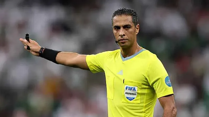 Árbitro Amin Mohamed durante un partido del Mundial 2026