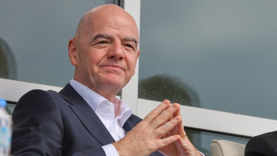 Gianni Infantino hablando con jugadores de la selección de Irán en el vestuario durante el Mundial 2026