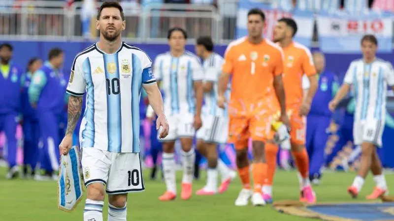 Balón de fútbol sobre el césped de un estadio durante el Mundial 2026