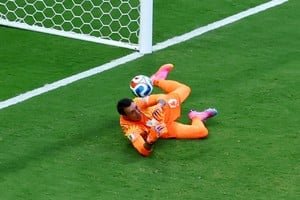 Fernando Muslera habla con la prensa tras la eliminación de Uruguay