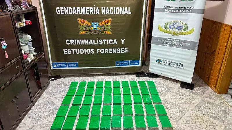 Imagen ilustrativa de un operativo policial con paquetes de cocaína secuestrados en Roldán