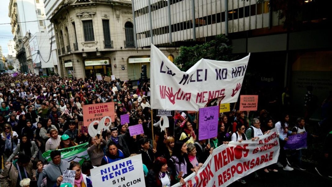 Marcha Ni Una Menos en Rosario con mujeres y disidencias portando carteles y pañuelos violetas