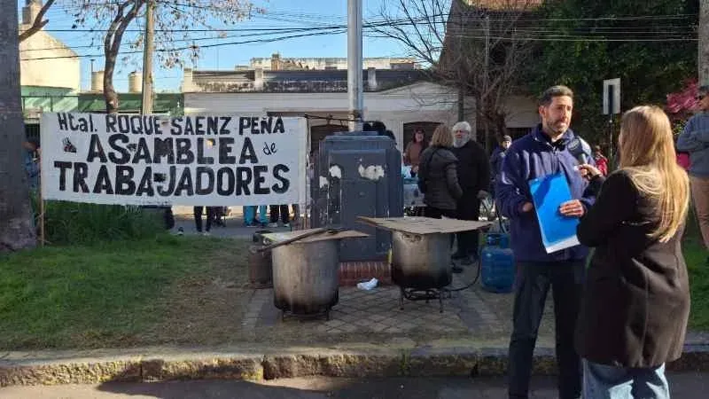 Trabajadores de la salud en olla popular frente al Hospital Roque Sáenz Peña