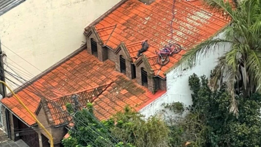 Bicicleta sobre techo de vivienda en operativo policial