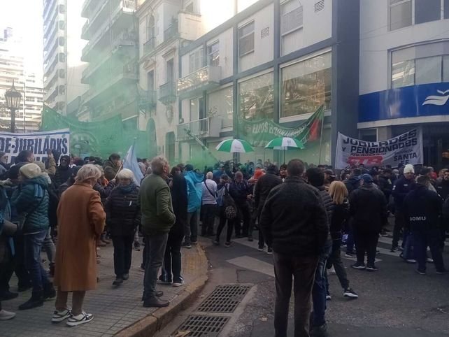 Concentración en la plaza Pringles de Rosario durante el Día de la Bandera