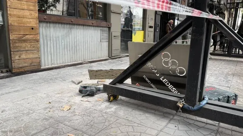 Paseo de los Olímpicos en Rosario con nuevas placas de acero inoxidable