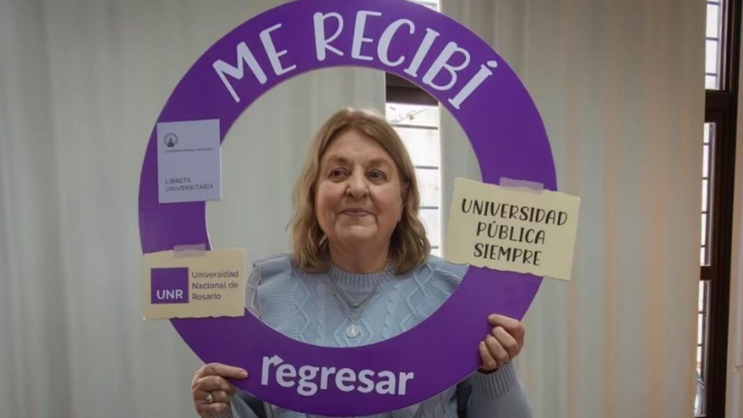 Delia Gelin durante la defensa de su tesina en la UNR