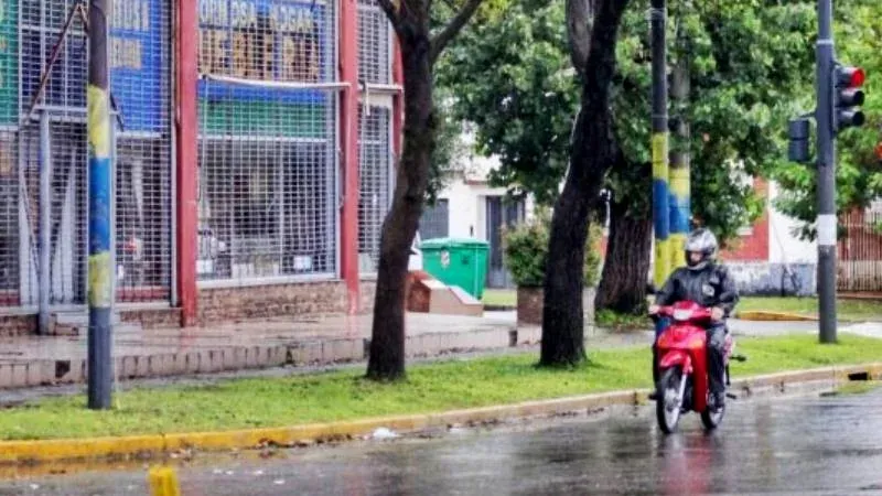 Foto ilustrativa del clima en Rosario con nubes y lluvia