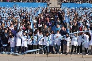 Acto de inauguración de las obras de restauración del Monumento a la Bandera en Rosario, con autoridades y trabajadores