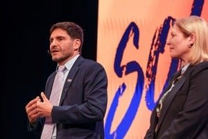 Maximiliano Pullaro hablando en el escenario del Centro Cultural ATE Casa España