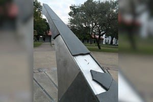 Reloj de sol en el Paseo de las Tres Culturas, Santa Fe, con signos de vandalismo