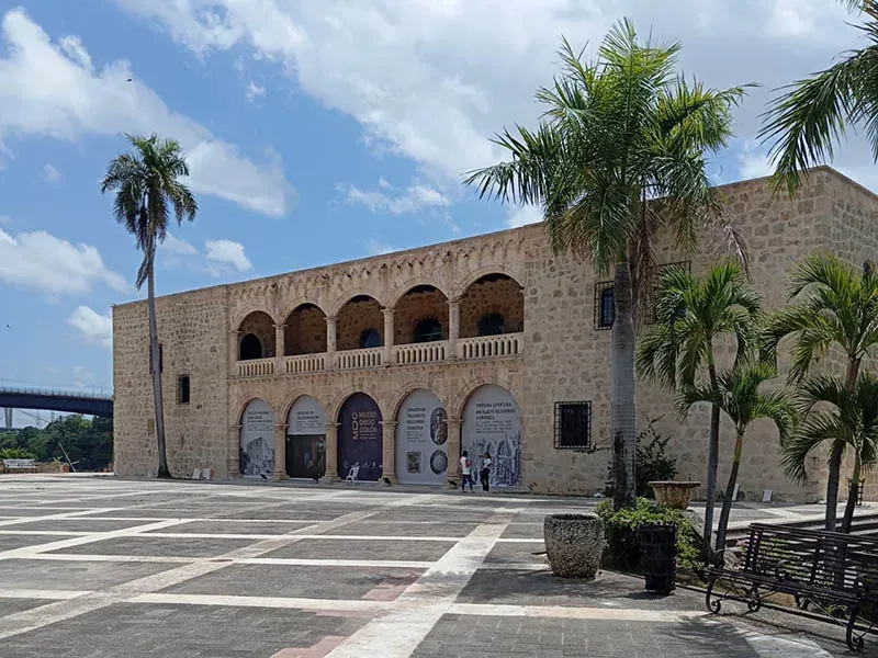 Vista de la Ciudad Colonial de Santo Domingo con calles empedradas y edificios históricos