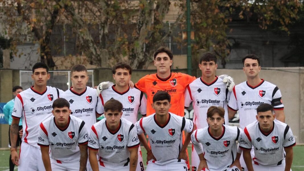 Jugadores de la reserva de Newell's Old Boys en un partido de fútbol