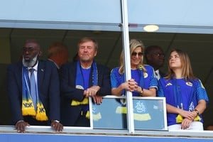 Reyes de Países Bajos en partido de Curazao con dirigentes de Conmebol