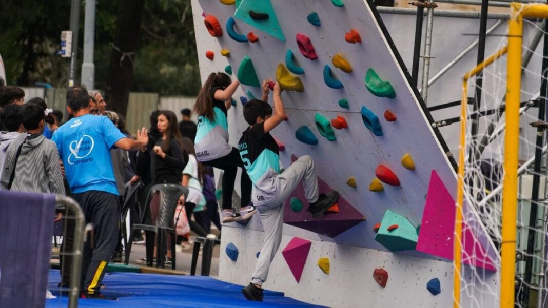Niños jugando en un espacio comunitario en Rosario