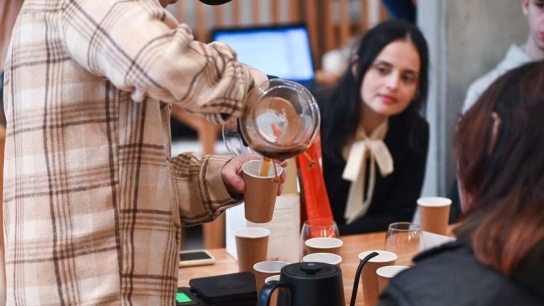 Taza de café de especialidad en una cafetería de Rosario