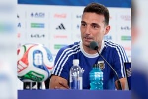 Lionel Scaloni en conferencia de prensa con Martín Palermo