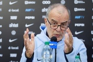Marcelo Bielsa durante una entrevista breve al llegar a México con la selección de Uruguay