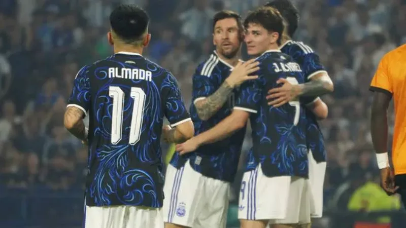 Jugadores de la Selección Argentina en el campo de juego durante el amistoso ante Islandia