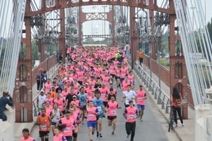Corredores en la maratón del CUDAIO en la Costanera Este de Santa Fe