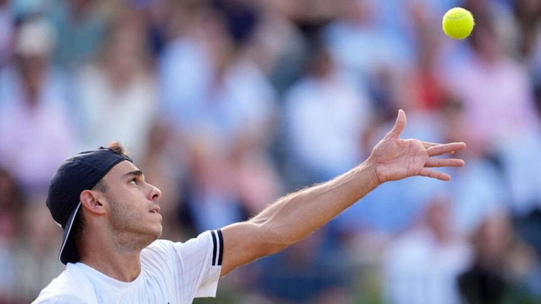 Tenista argentino celebrando un punto en una cancha de tenis en Londres