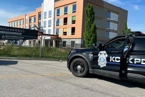 Vista de la calle Troost Avenue en Kansas City con presencia policial