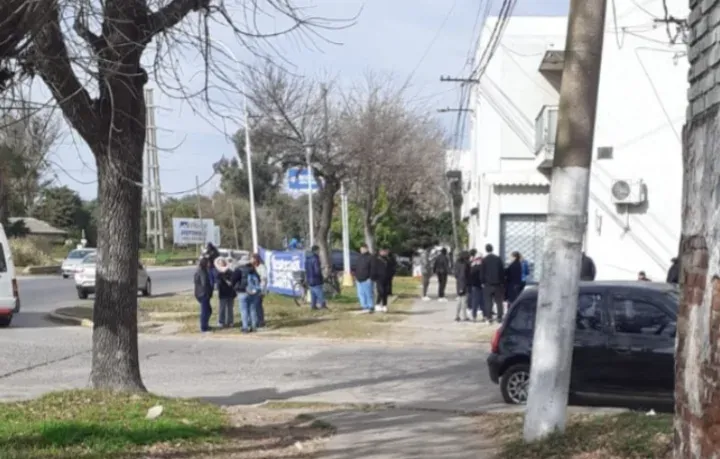 Trabajadores municipales de Fray Luis Beltrán en paro