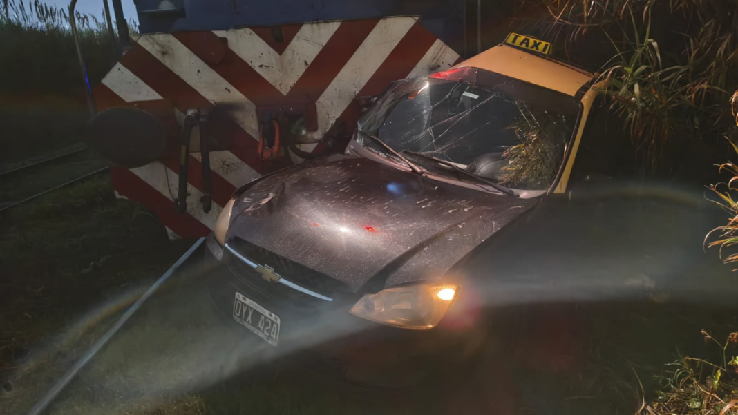 Tren detenido en un paso a nivel tras chocar a un taxi