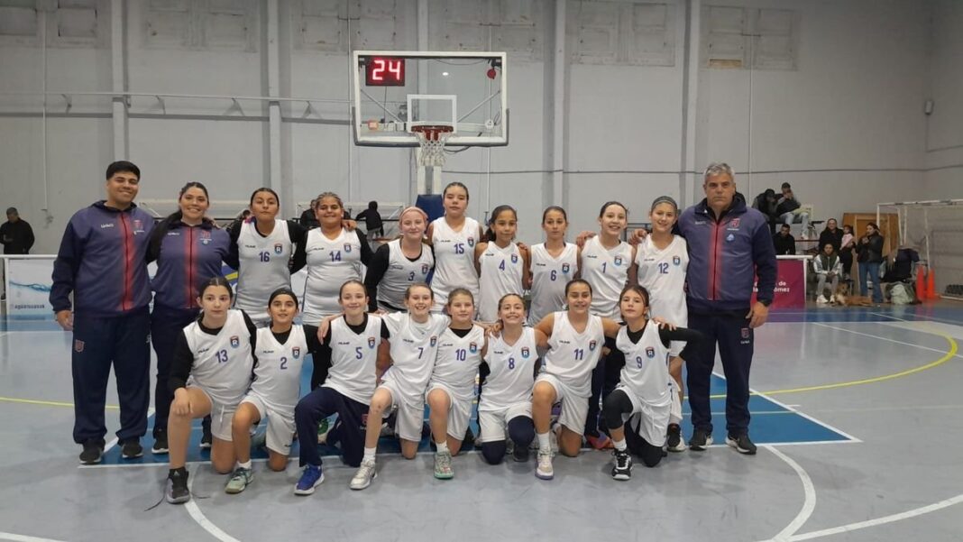 Equipo femenino U11 de la Asociación Rosarina de Básquet celebrando el título