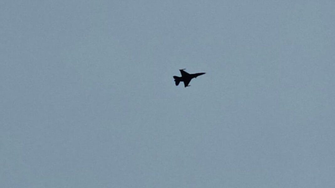 Avión F-16 de la Fuerza Aérea Argentina sobrevolando Rosario