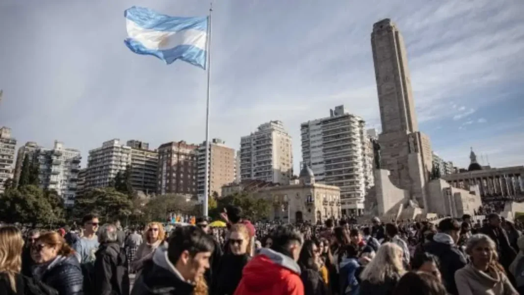 Multitud de personas en el Monumento Nacional a la Bandera durante la Semana de la Bandera en Rosario