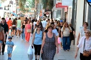 Gráfico de barras que muestra la evolución de la identidad religiosa en Argentina entre 2008 y 2026