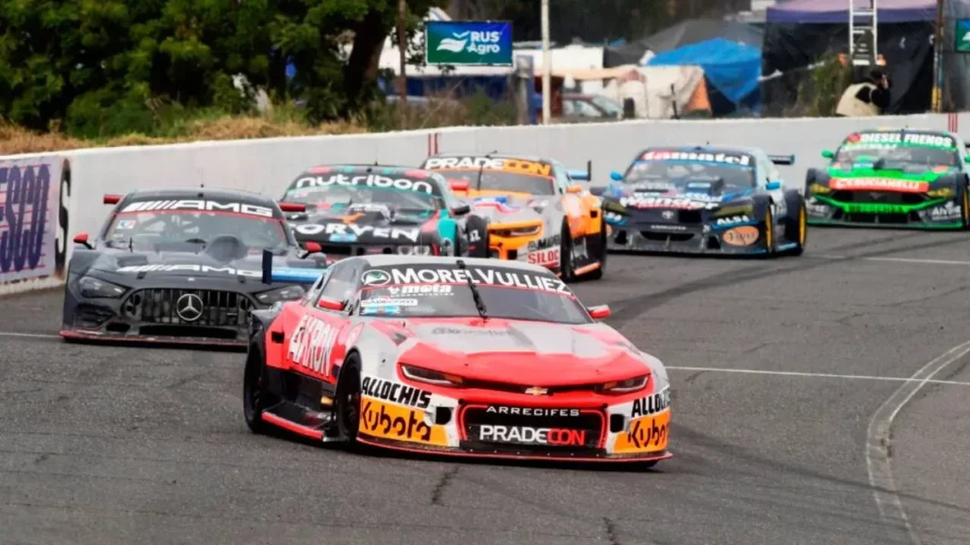 Valentín Aguirre con su Chevrolet Camaro en el autódromo de Rafaela
