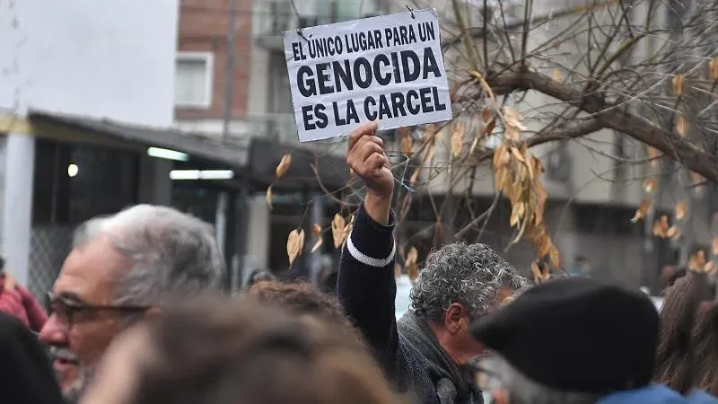 Fotografía de archivo de la fachada de un tribunal durante un juicio por crímenes de la dictadura