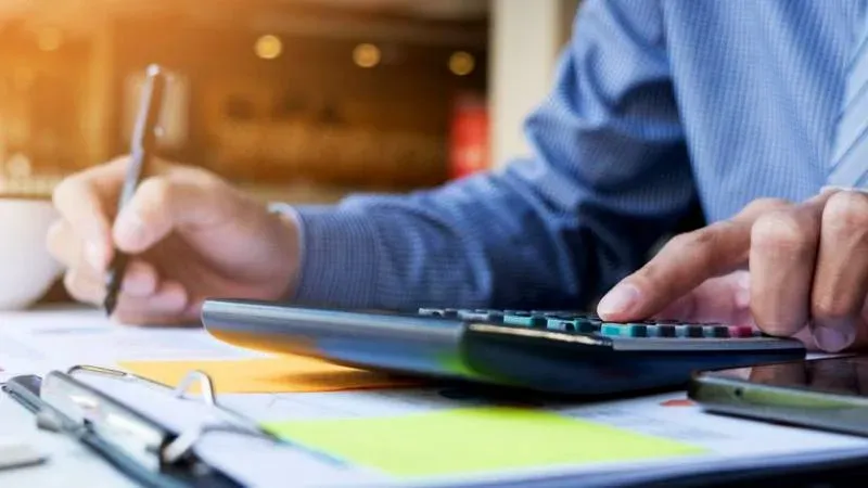 Gráfico de barras que muestra porcentajes de Generación Z y Millennials que se sienten financieramente fracasados