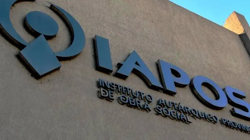 Acompañantes terapéuticos en reunión con carteles de reclamo frente a Iapos