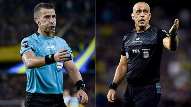 Árbitro de fútbol con silbato y tarjeta amarilla en la cancha
