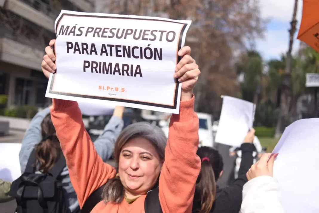Manifestación de docentes y médicos en Rosario durante el Ruidazo y Banderazo contra el decreto paritario