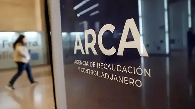 Persona realizando trámite de recategorización de monotributo en portal ARCA