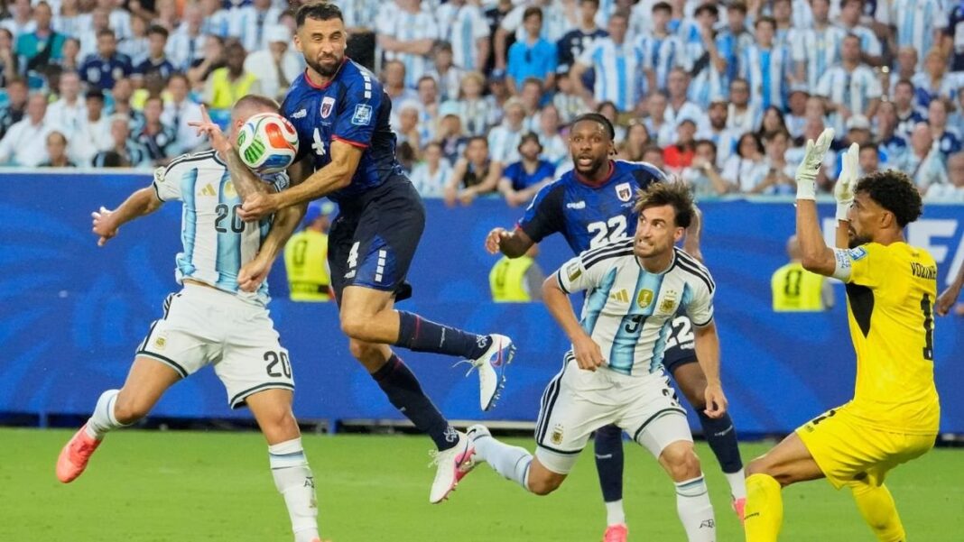 Jugadores de Argentina y Cabo Verde en el campo durante el partido de 16avos de final del Mundial en Miami