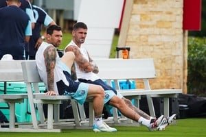 Jugadores de Argentina e Inglaterra en un partido de fútbol