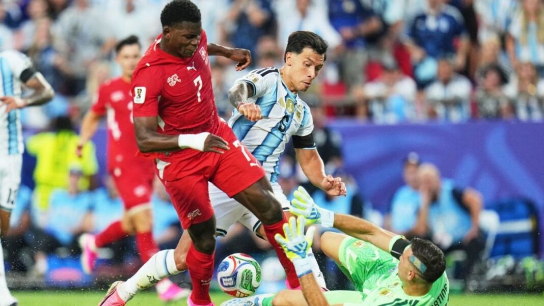 Jugadores de Argentina y Suiza durante el partido de cuartos de final en el Kansas Stadium
