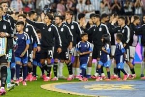 Jugadores de la selección argentina durante el himno nacional en el Hard Rock Stadium