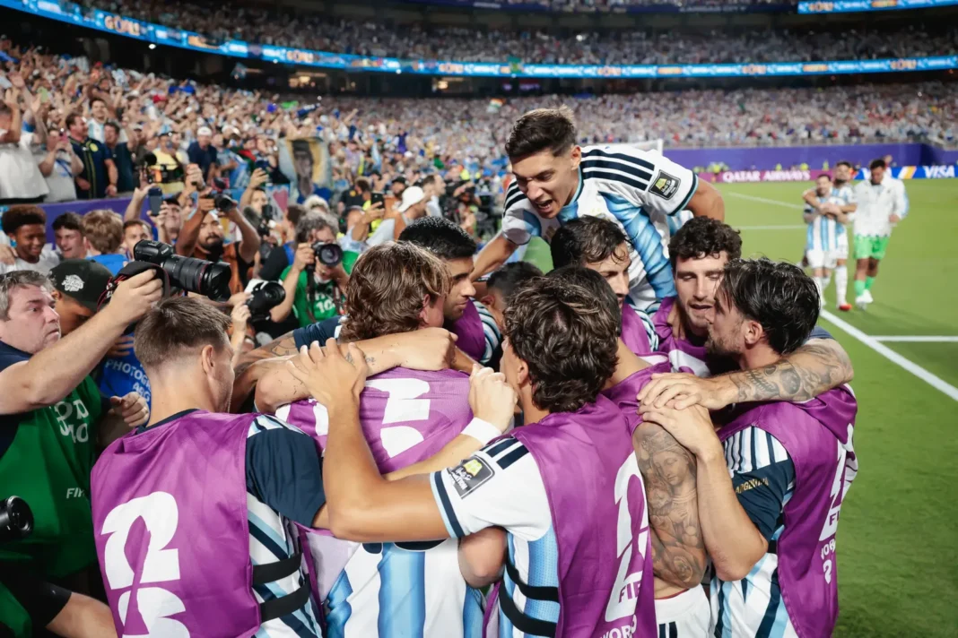 Jugadores de Argentina e Inglaterra en el campo de juego durante un partido de fútbol