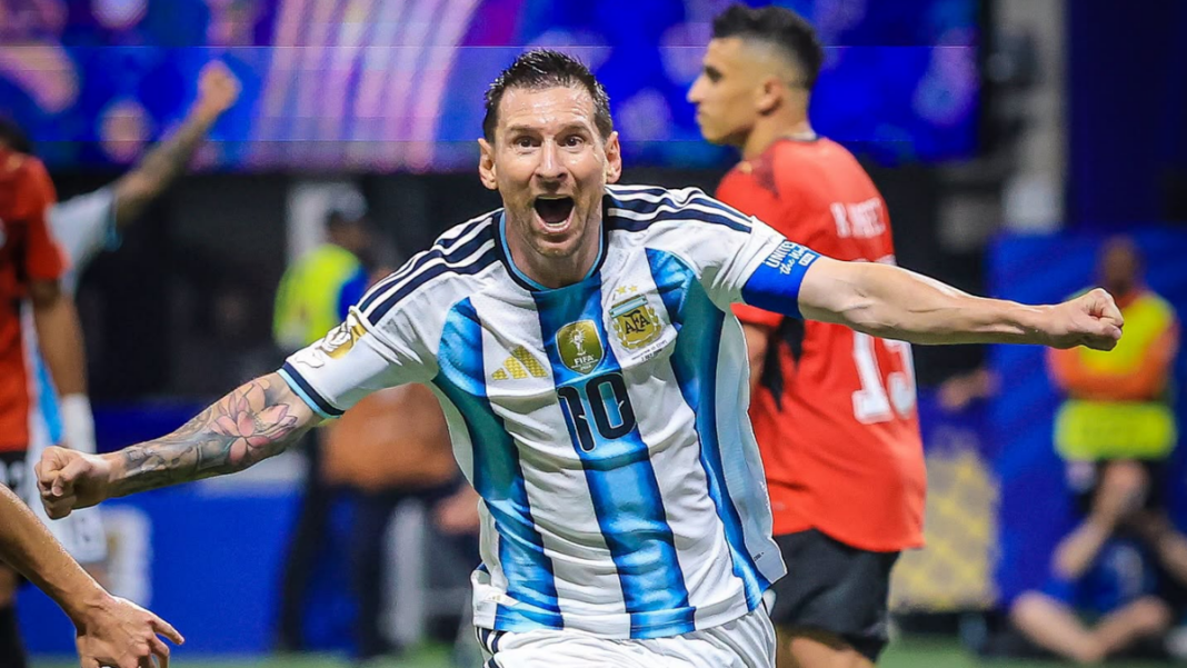 Jugadores de la selección argentina celebrando un gol durante el partido contra Egipto en el Mercedes Benz Stadium de Atlanta