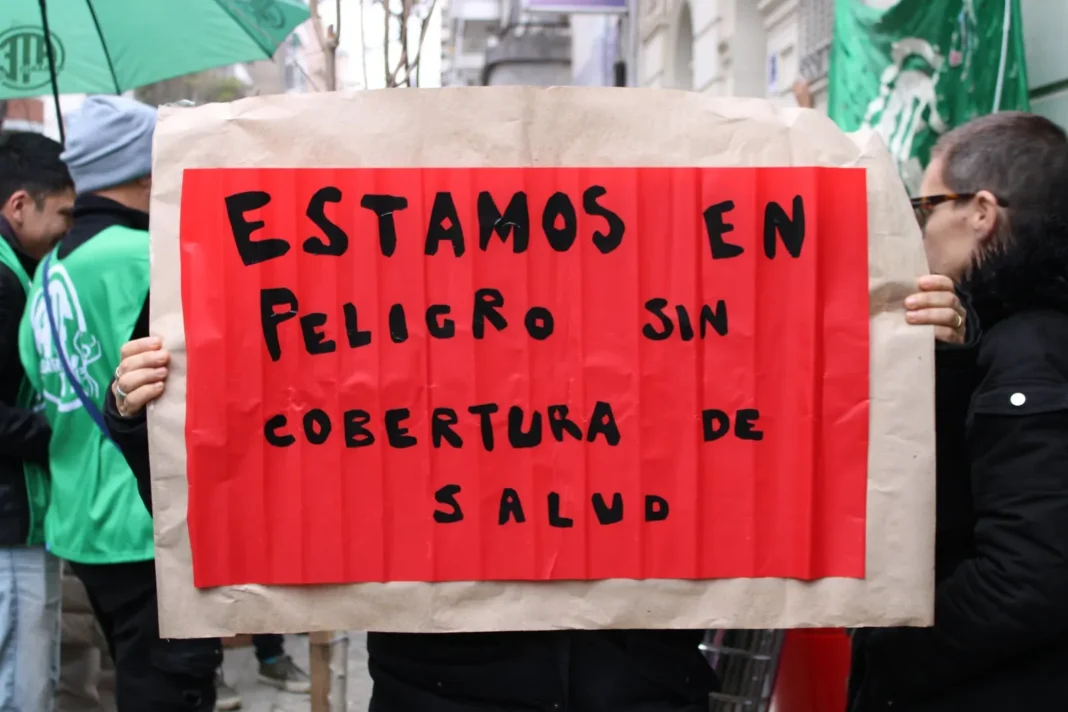 Trabajadores de ATE Rosario realizan un abrazo solidario a la sede del IOSFA en España 1540
