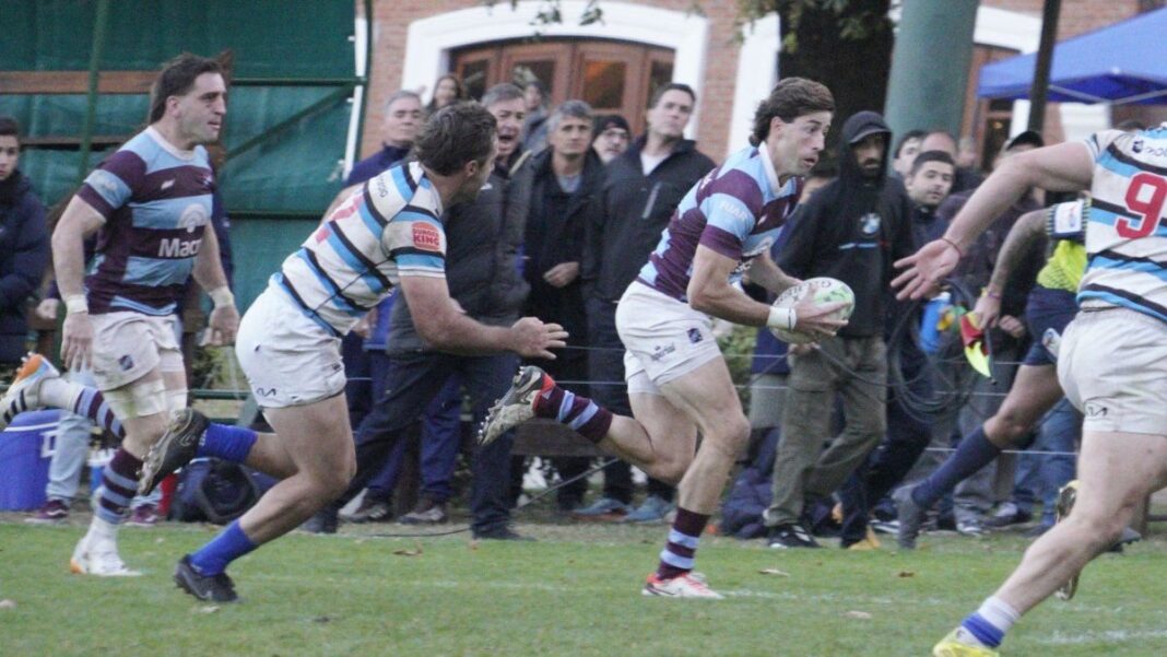 Escudos de Atlético del Rosario y Regatas Bella Vista sobre fondo de cancha de rugby