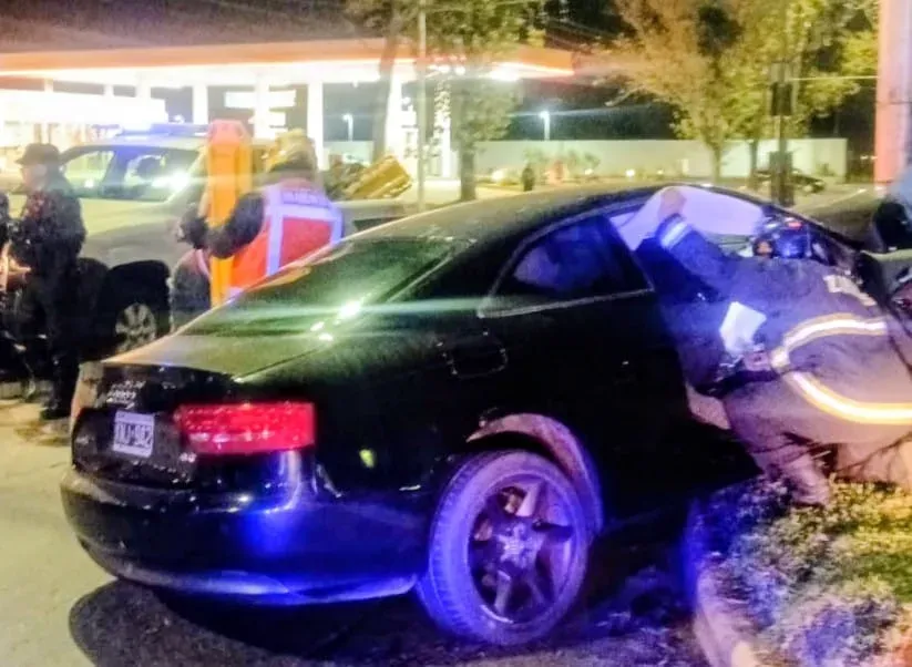 Auto Audi A5 chocado contra columna en intersección de calles Mendoza y Wilde en Santa Fe